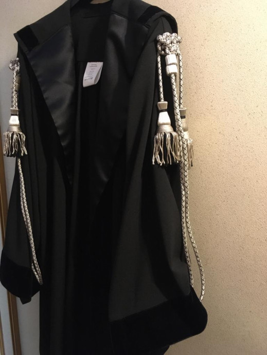 Toga per laureandi e dottorandi con tocco. Sono disponibili le taglie S/M (altezza fino a 170cm) e M/L (altezza oltre 170cm) fino a esaurimento.